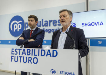 El procurador Javier Carpio y el vicepresidente primero de las Cortes, Francisco Vázquez. / NACHO VALVERDE - ICAL