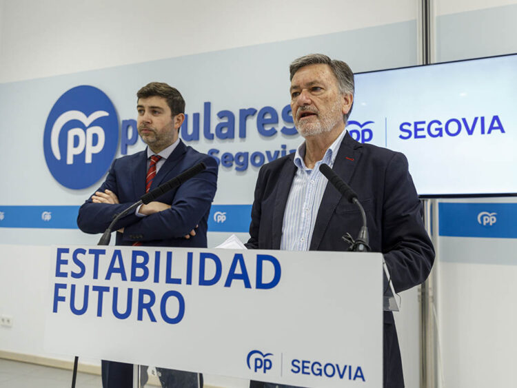 El procurador Javier Carpio y el vicepresidente primero de las Cortes, Francisco Vázquez. / NACHO VALVERDE - ICAL