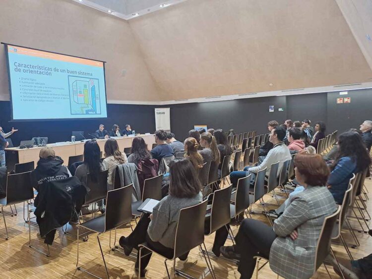 El Grado de Turismo Campus de Segovia de la UVa celebra la II Jornada de Accesibilidad en el Sector Turístico 1 Jornada de Turismo Sostenible en el Salón de Grados. / UVa