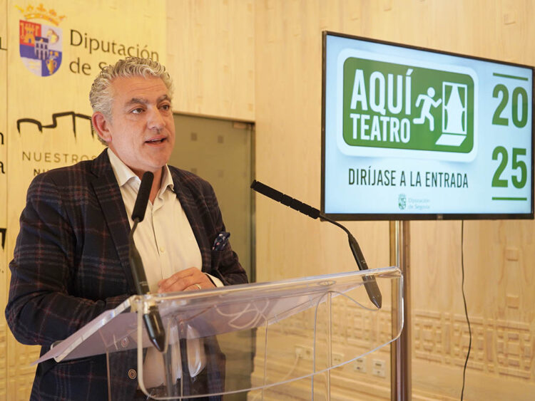 El diputado de Cultura, José María Bravo, presenta el programa 'Aquí hay teatro'. / DIPUTACIÓN