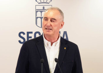 El alcalde, José Mazarías, durante la rueda de prensa. / KRISTOMIRA