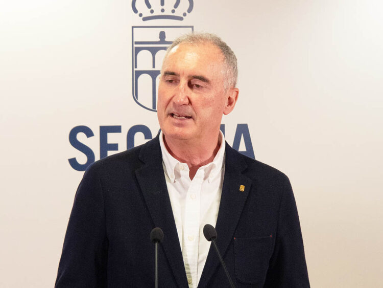 Mazarías niega la consignación de una partida para constituir a CS como grupo propio en los Presupuestos 1 El alcalde, José Mazarías, durante la rueda de prensa. / KRISTOMIRA