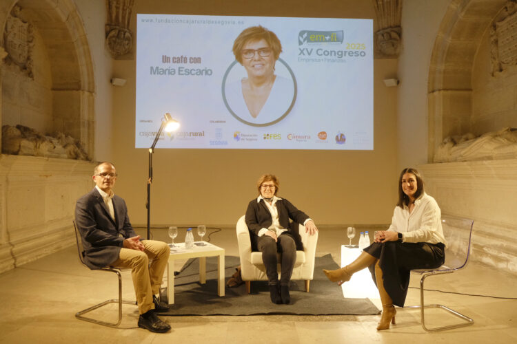 La televisiva María Escario despide el Congreso EM+FI de la Fundación Caja Rural de Segovia 1 MARIA ESCARIO EMFI2025 B