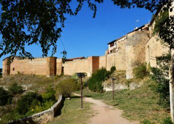 El hombre falleció al caer desde la muralla de Segovia.