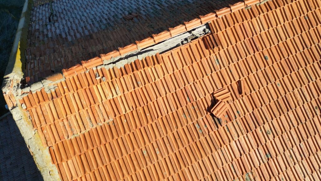 Parte del tejado dañado de una de las naves del edificio. / José Carlos Polo 