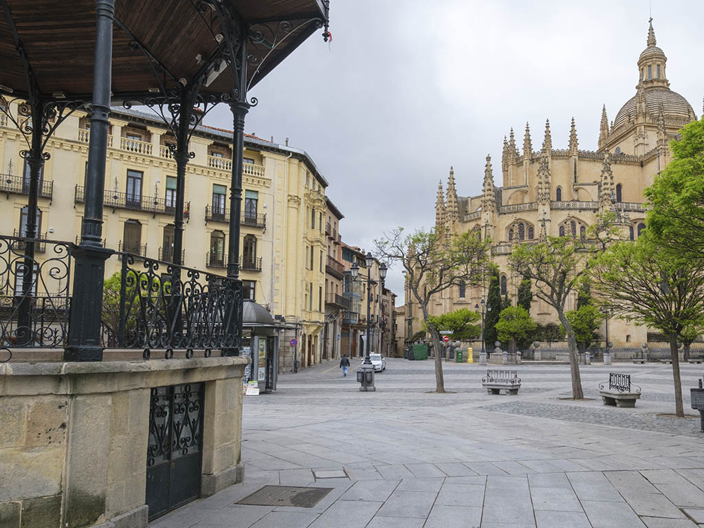 Kiosko de la plaza Mayor de Segovia. / KAMARERO