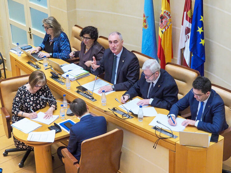 Los Presupuestos del Ayuntamiento ascienden a 85 millones, con la incorporación de remanentes 1 May Escobar, Rosalía Serrano, José Mazarías, Alejandro González-Salamanca y José Luis Horcajo, durante el último Pleno del Ayuntamiento de Segovia. / HÉCTOR CRIADO