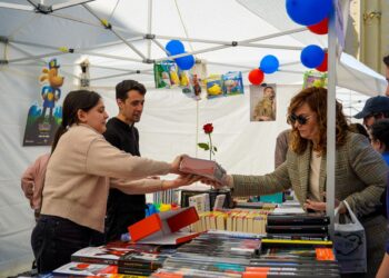 Libros y rosas fueron protagonistas. /HÉCTOR CRIADO