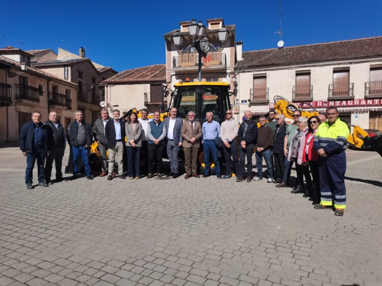 La Junta financia una nueva retroexcavadora para la Mancomunidad de Municipios de la Sierra 1 Presentación de la nueva retroexcavadora para la Mancomunidad de Municipios de la Sierra / JCYL