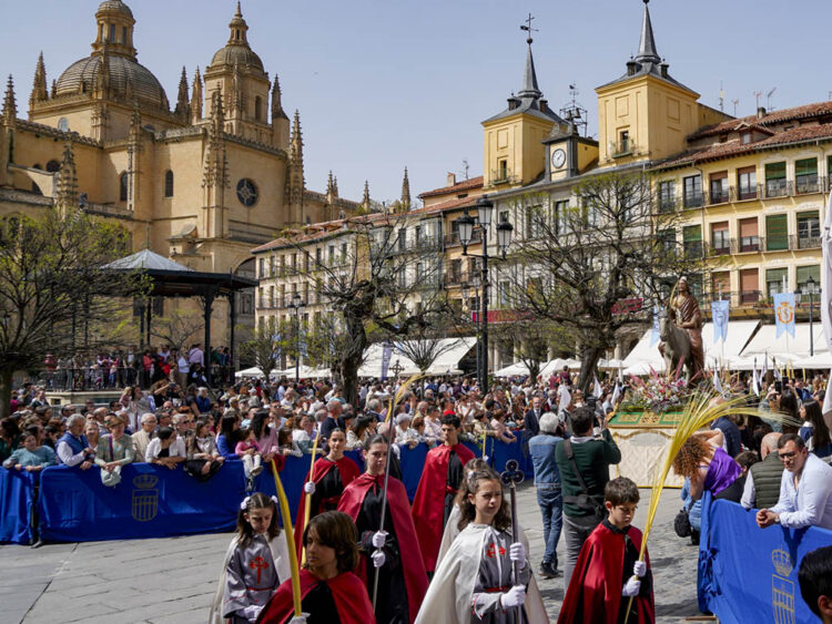 Las entradas de las gradas para presenciar las procesiones de Semana Santa, entre cinco y diez euros 1 Procesión del Domingo de Ramos. / EL ADELANTADO
