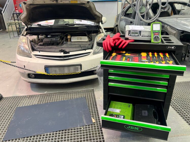 El IES ‘La Albuera’ desarrolla el Proyecto-Aula Empresa+ de vehículos híbridos para Formación Profesional 1 Proyecto Aula-Empresa+ de coches híbridos