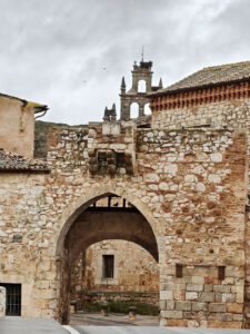 Puerta de acceso al pueblo.