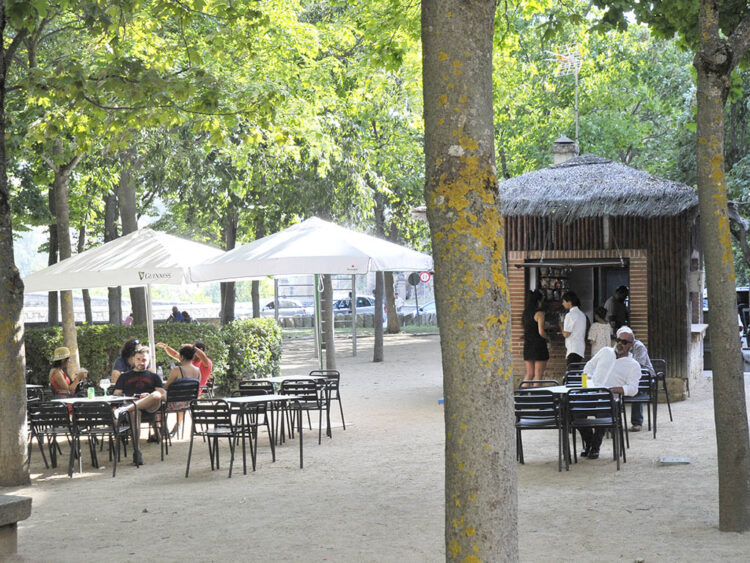 Quiosco del entorno de La Fuencisla, durante la temporada estival. / KAMARERO