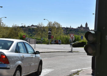 Semáforo apagado en la calle Riaza, en Segovia. / A.M.
