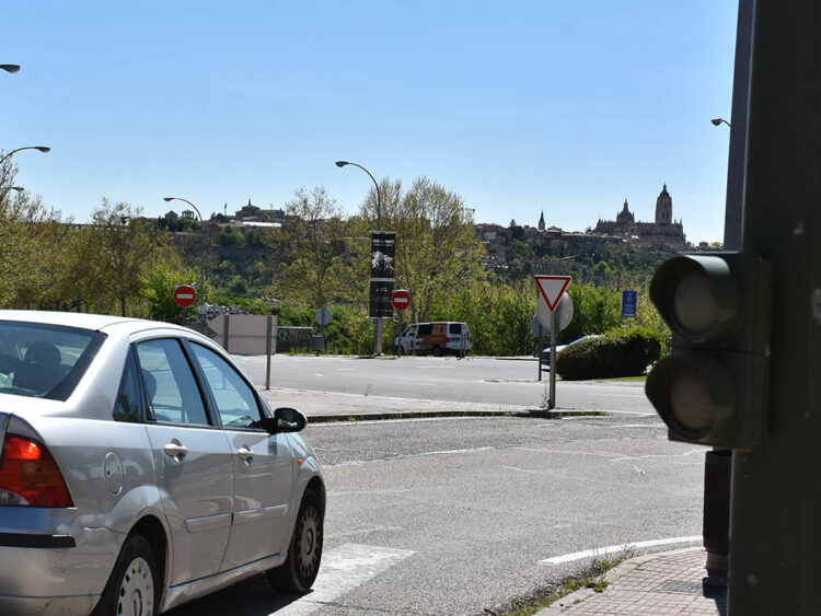 La provincia de Segovia recupera el suministro de luz durante la madrugada tras el gran apagón 1 Semáforo apagado en la calle Riaza, en Segovia. / A.M.
