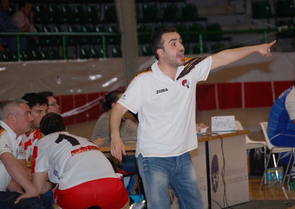 Álvaro Senovilla durante su primera etapa en el Club Balonmano Nava.
