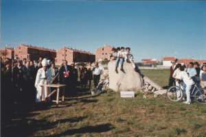 El obispo Antonio Palenzuela bendice la primera piedra.