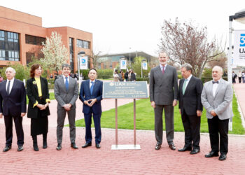 Su Majestad el Rey y autoridades junto a la placa conmemorativa de la visita. / CASA DE S.M. EL REY