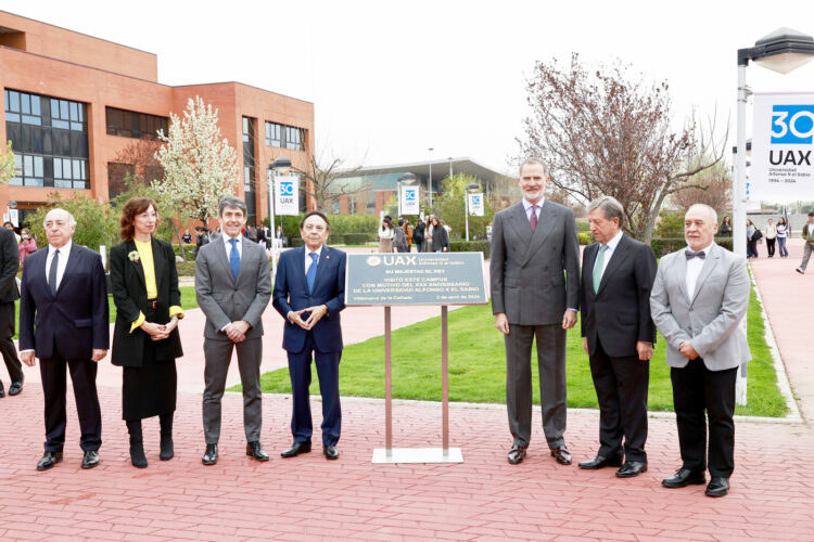 El Rey visita la Universidad Alfonso X ‘El Sabio’ por su 30 aniversario 1 Su Majestad el Rey y autoridades junto a la placa conmemorativa de la visita. / CASA DE S.M. EL REY