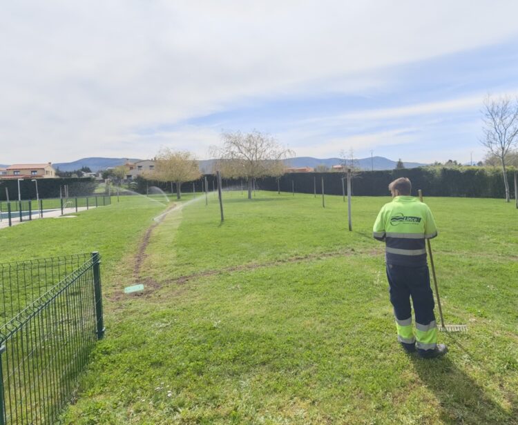 Trabajos en el sistema de riego en la piscina municipal / AYTO. DE TORRECABALEROS