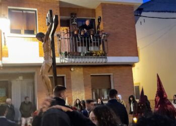 Javier Postigo canta una saeta acompañado de la guitarra./LOURDES MATARRANZ