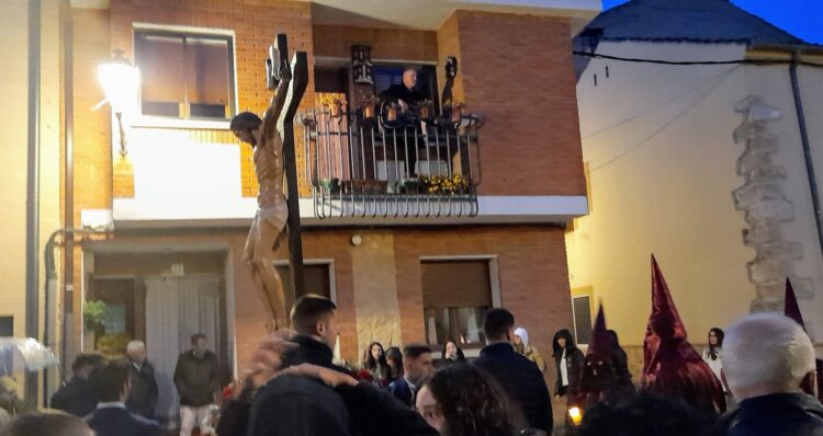 Javier Postigo canta una saeta acompañado de la guitarra./LOURDES MATARRANZ