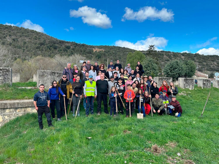 Arahuetes 1 Vecinos de Pajares de Pedraza, reunidos para limpiar una hacendera en el cauce del río Cega.