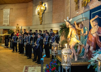 Vía Crucis con el Cristo de la Salud, en el interior de la parroquia de Nueva Segovia. / HÉCTOR CRIADO
