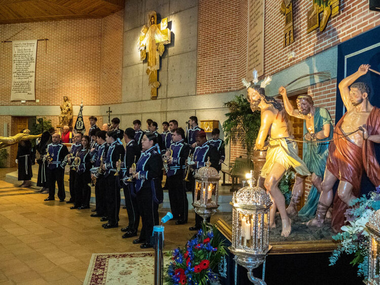 Vía Crucis con el Cristo de la Salud, en el interior de la parroquia de Nueva Segovia. / HÉCTOR CRIADO