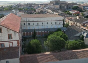 Parte del tejado dañado de una de las naves del edificio. / José Carlos Polo