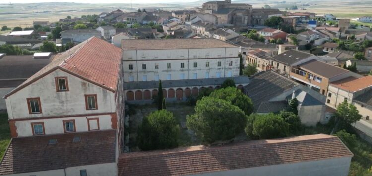 Parte del tejado dañado de una de las naves del edificio. / José Carlos Polo