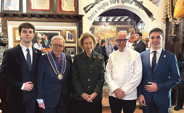 El Mesón se ha convertido en punto de encuentro de figuras destacadas de la cultura, política y arte. En la fotografía la familia Cándido junto a Doña Sofía / CÁNDIDO