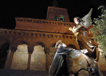 Paso Jesús Orando en el Huerto de los olivos frente al Ángel con el cáliz en las manos