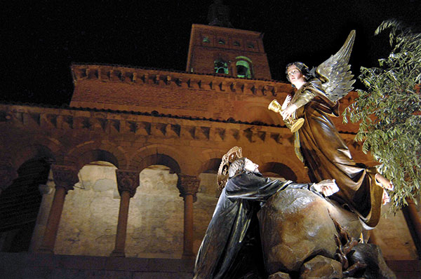 “La Semana Santa segoviana una de las celebraciones más fascinantes y significativas de la ciudad” 1 Paso Jesús Orando en el Huerto de los olivos frente al Ángel con el cáliz en las manos