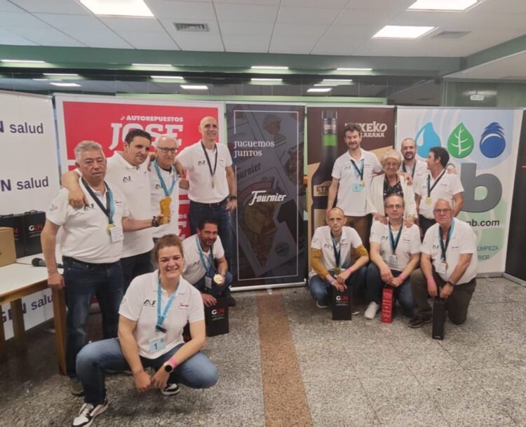 Miembros del equipo vencedor. /JOSÉ MARÍA ITURRALDE