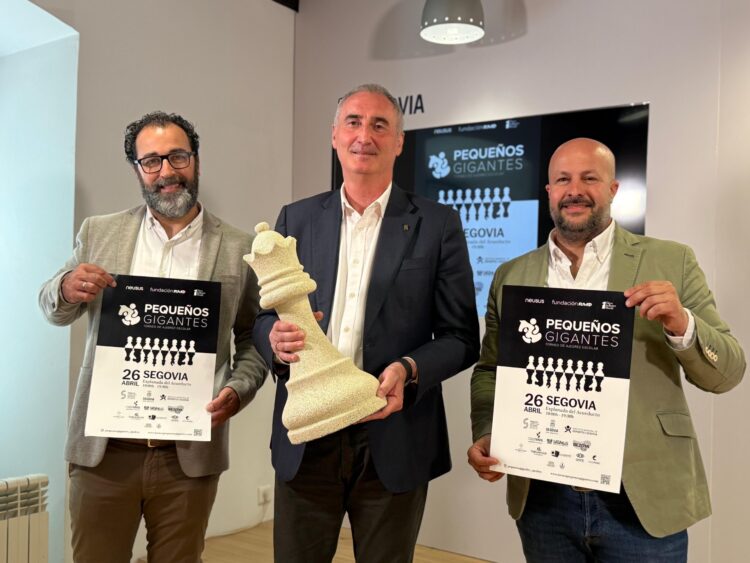 El alcalde de Segovia, José Mazarías, el concejal de Deportes, Jesús Garrido, y el organizador del torneo, Nicolás González, durante la presentación del evento./AYTO. SEGOVIA