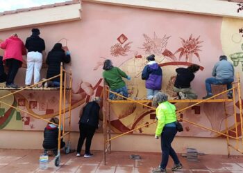 Creación del mural colectivo en Ayllón / ASOCIACIÓN DE ARTESANOS LA MARTINA
