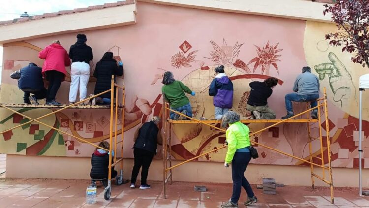 Creación del mural colectivo en Ayllón / ASOCIACIÓN DE ARTESANOS LA MARTINA