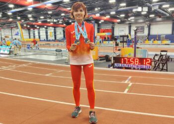 Sonia de la Calle posa con las medallas en la cita./BLUME VELOX