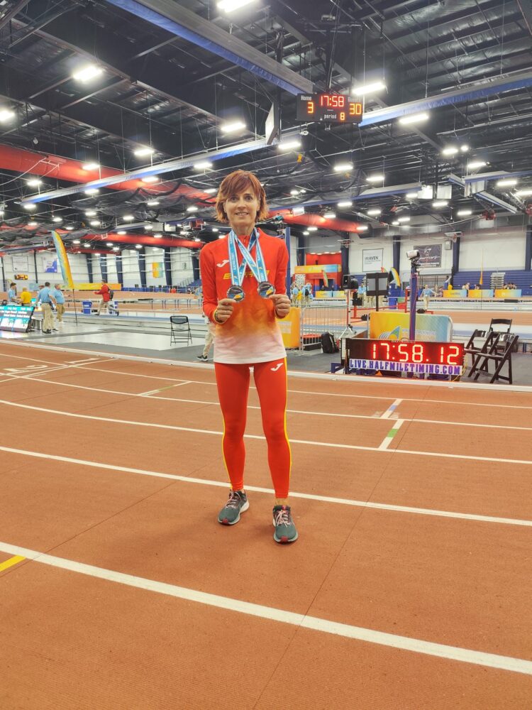 Sonia de la Calle posa con las medallas en la cita./BLUME VELOX