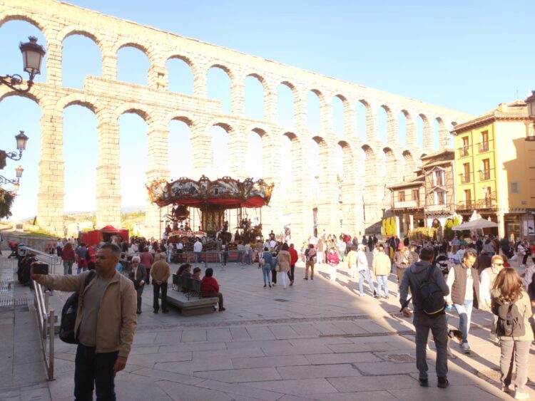 Imagen del Azoguejo con la actividad normal. / J.M.