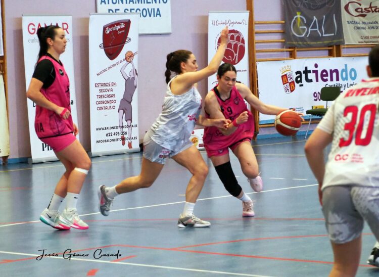 Una jugadora del Cochinillo Segoviano conduce la pelota ante la presión de una rival del Eloy Villanueva./CD. SPORDEPORTE
