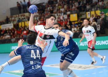 Alfredo Otero busca el lanzamiento durante un instante del duelo entre Viveros Herol y Cangas./AMADOR MARUGÁN