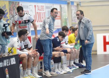 El banquillo del Viveros Herol durante un instante del duelo frente al BM Benidorm. /AMADOR MARUGÁN