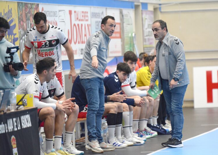 Álvaro Senovilla: “La única manera de volver a las victorias es seguir trabajando” 1 El banquillo del Viveros Herol durante un instante del duelo frente al BM Benidorm. /AMADOR MARUGÁN