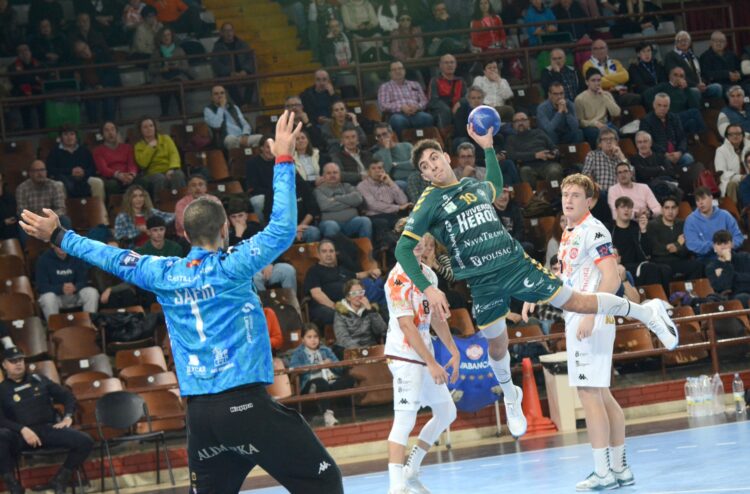 Lautaro Robledo busca el lanzamiento durante un instante del duelo de ida entre Viveros Herol y Abanca Ademar./AMADOR MARUGÁN