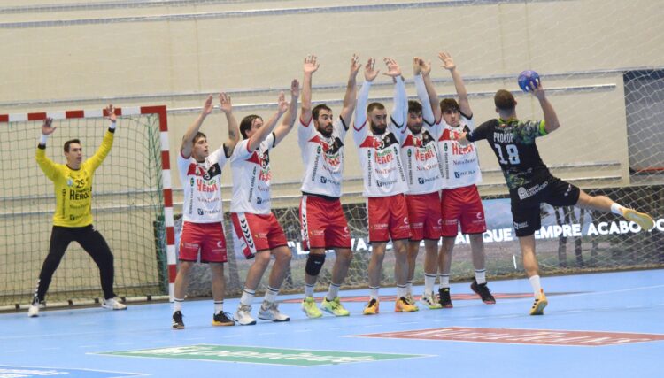 El Balonmano Nava, a un paso de la permanencia 1 Un instante del encuentro entre Balonmano Nava y Torrelavega celebrado en el Guerreros Naveros./AMADOR MARUGÁN