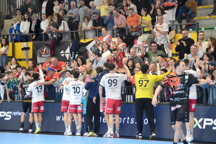 Senovilla: “Buscamos los puntos para seguir en la pelea por el octavo puesto” 1 Los jugadores del Viveros Herol Nava celebran con la afición la victoria ante Ademar./AMADOR MARUGÁN