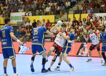 Mario Nevado busca el lanzamiento en el encuentro de la pasada temporada entre Viveros Herol Nava y Cangas./AMADOR MARUGÁN