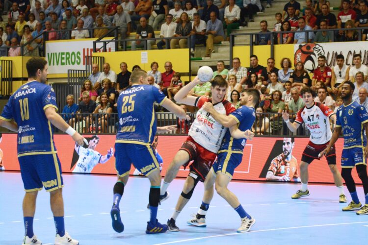 El BM Nava, ante una nueva batalla frente a Cangas 1 Mario Nevado busca el lanzamiento en el encuentro de la pasada temporada entre Viveros Herol Nava y Cangas./AMADOR MARUGÁN